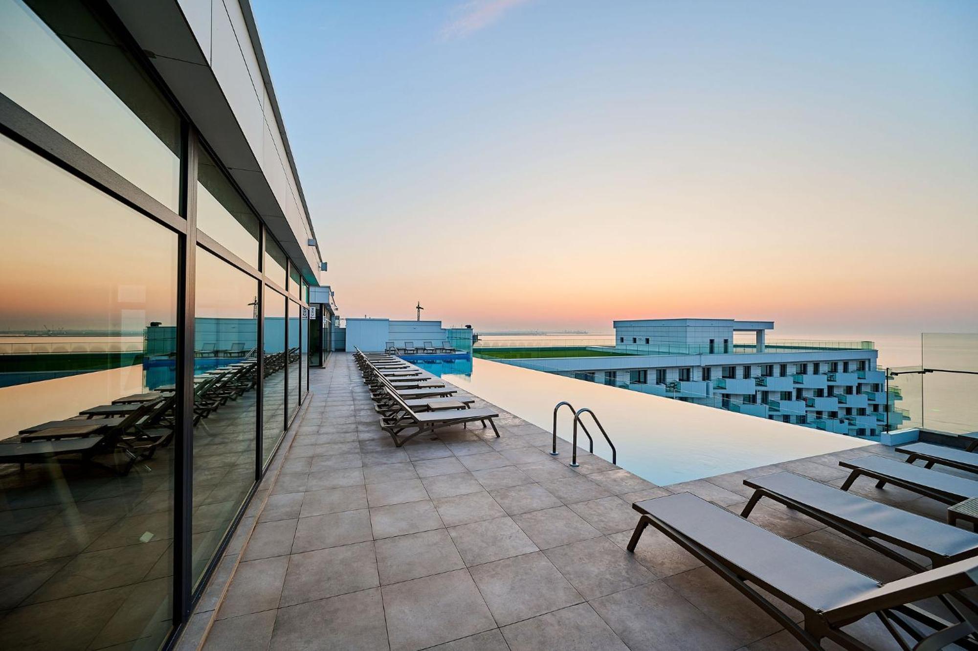 Wave N' Sea Apartment In Infinity Beach Resort - Parking Mamaia Exterior photo